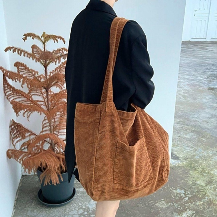 กระเป๋าสะพายไหล่ผู้หญิงใบใหญ่ ด้านหน้ามีช่องใส่ของ ผ้าลูกฟูก