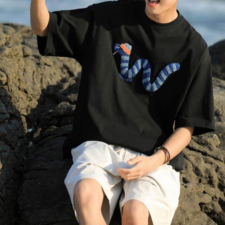 เสื้อยืดแขนสั้นผู้ชายลายกราฟิกน่ารักๆ ทรงเบสิคใส่ได้ทุกวัน