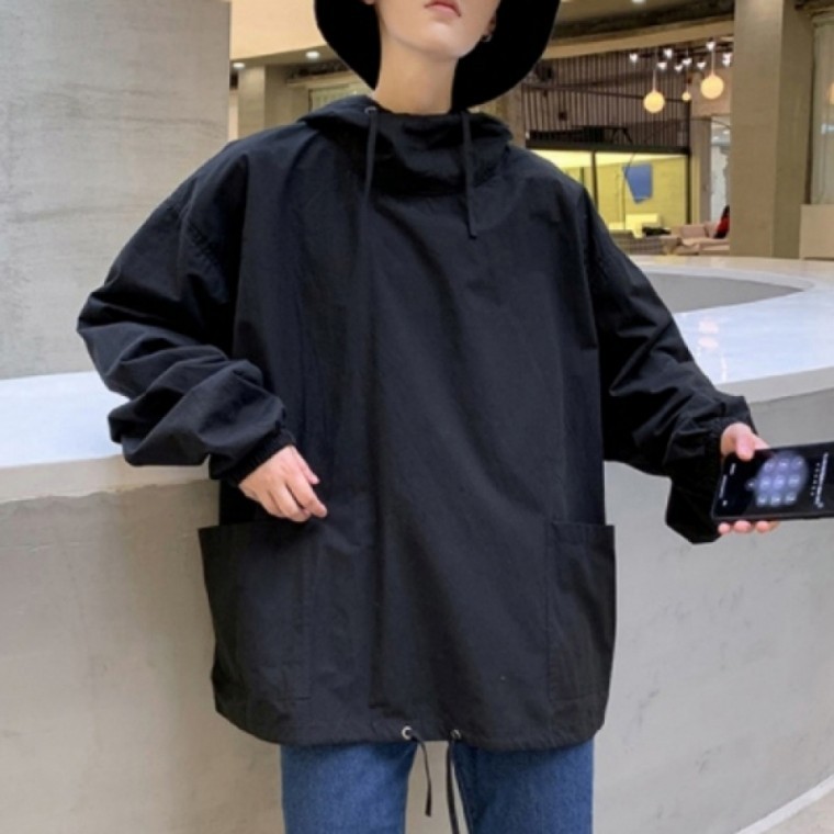 เสื้อกันลมมีฮู้ดทรงโอเวอร์ไซส์สำหรับผู้ชาย แต่งกระเป๋าสองข้าง แฟชั่นเดลี่