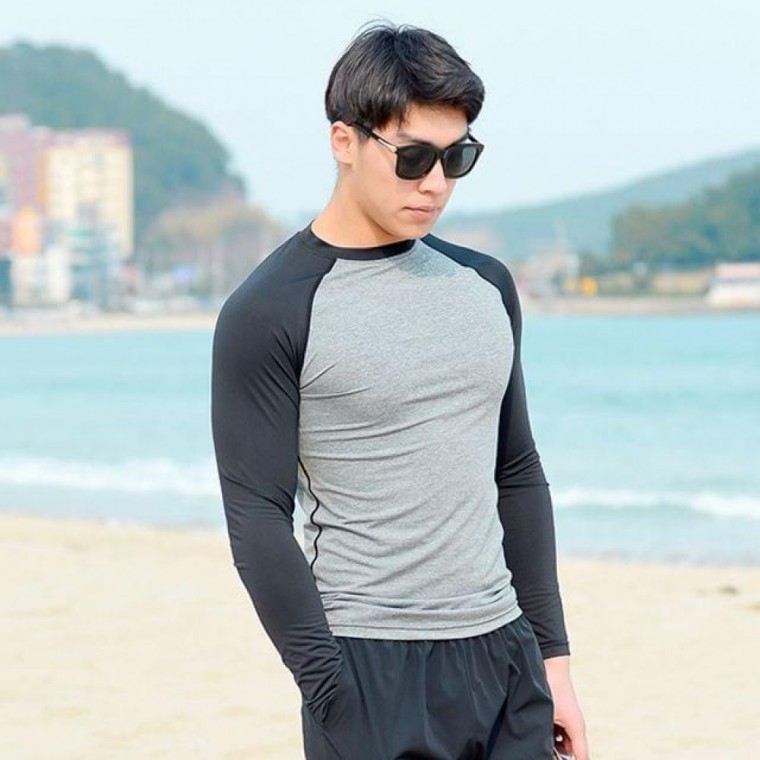 ชุดกีฬาผู้ชาย, ชุดแรชการ์ดสำหรับใส่ชายหาด, เสื้อยืดสีพื้น