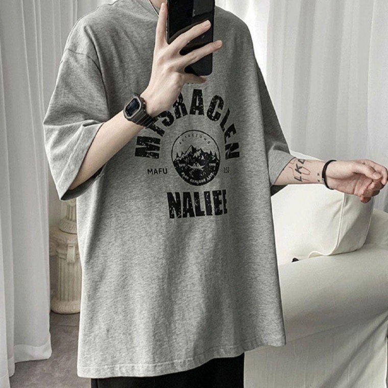 เสื้อยืดแขนสั้นพิมพ์ลายตัวอักษรผ้ายืดหยุ่นดีสำหรับผู้ชาย