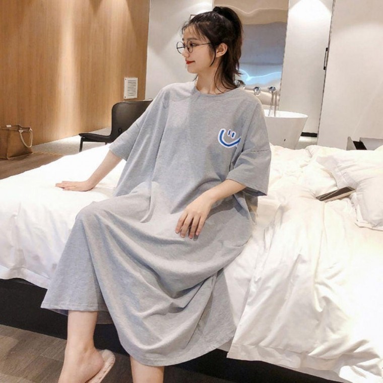 เดรสฤดูร้อนแขนสั้นทรงโอเวอร์ไซส์ผ่าข้างสำหรับใส่ในบ้านช่วยพรางหุ่น