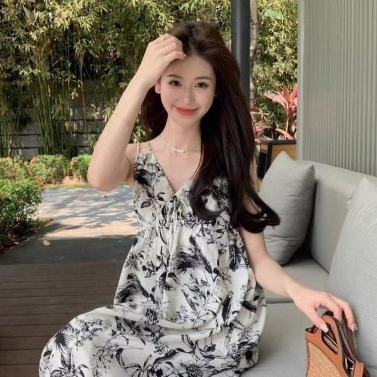 เดรสฤดูร้อนสายเดี่ยวลายดอกไม้สำหรับเดินทางท่องเที่ยว