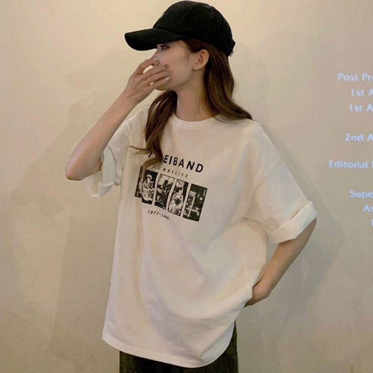 เสื้อยืดแขนสั้นทรงหลวมพิมพ์ลายตัวอักษรสำหรับใส่กับกระโปรงกางเกง