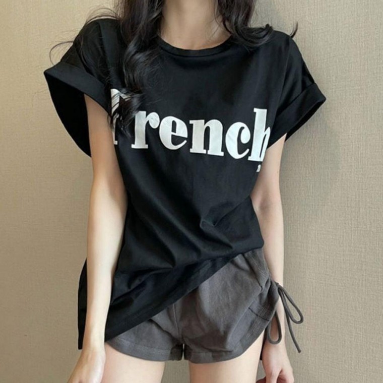 เสื้อยืดแขนสั้นพับแขนพิมพ์ลายตัวอักษรเรียบง่าย