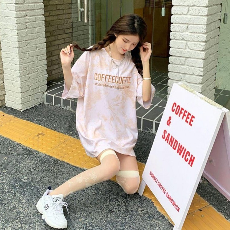 เสื้อยืดแขนสั้นคอกลมพิมพ์ลายสไตล์โมเดิร์นทรงหลวม