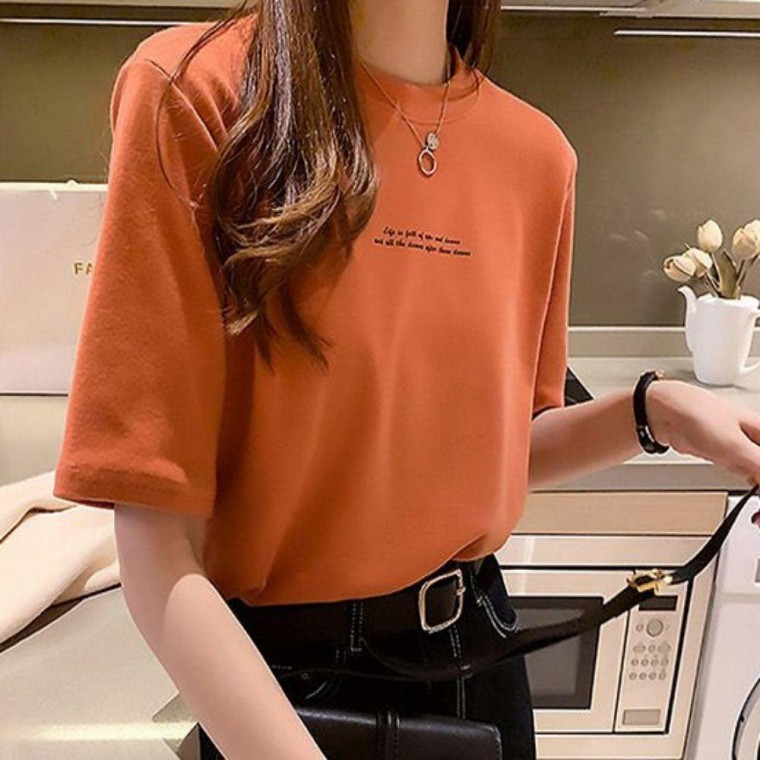เสื้อยืดแขนสั้นคอกลมพิมพ์ลายตัวอักษรสไตล์โมเดิร์นเบสิก