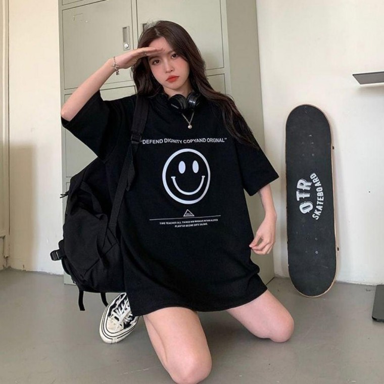 เสื้อยืดแขนสั้นพิมพ์ลายสไมล์ลี่ทรงโอเวอร์ไซส์ช่วยพรางหุ่นให้ดูบอบบาง