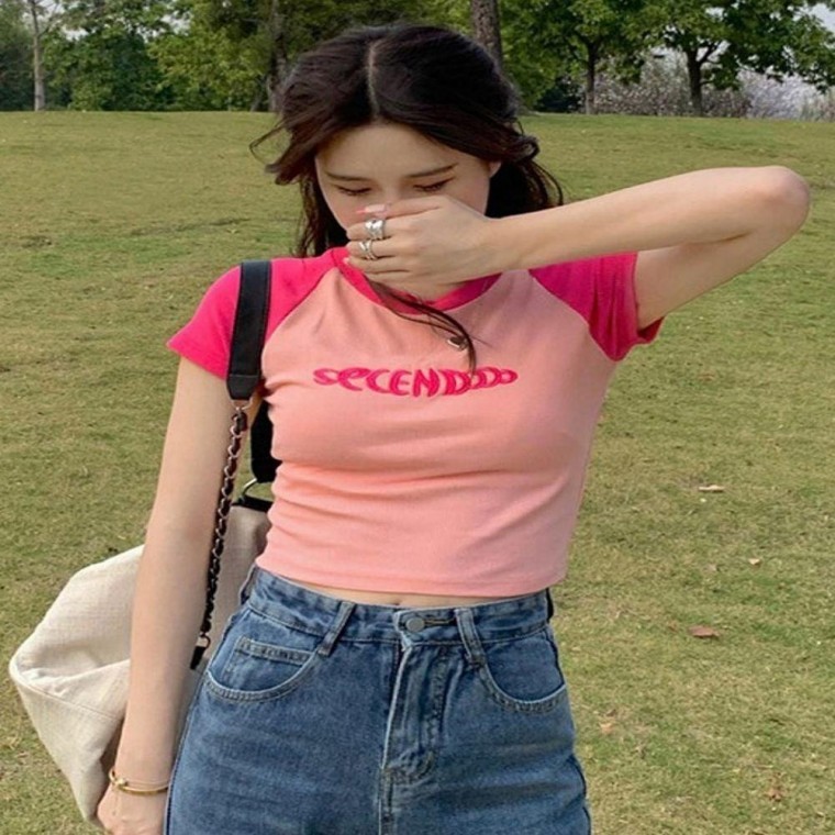 เสื้อยืดแขนสั้นครอปผ้าร่องสไตล์แร็กแลนสุดเก๋