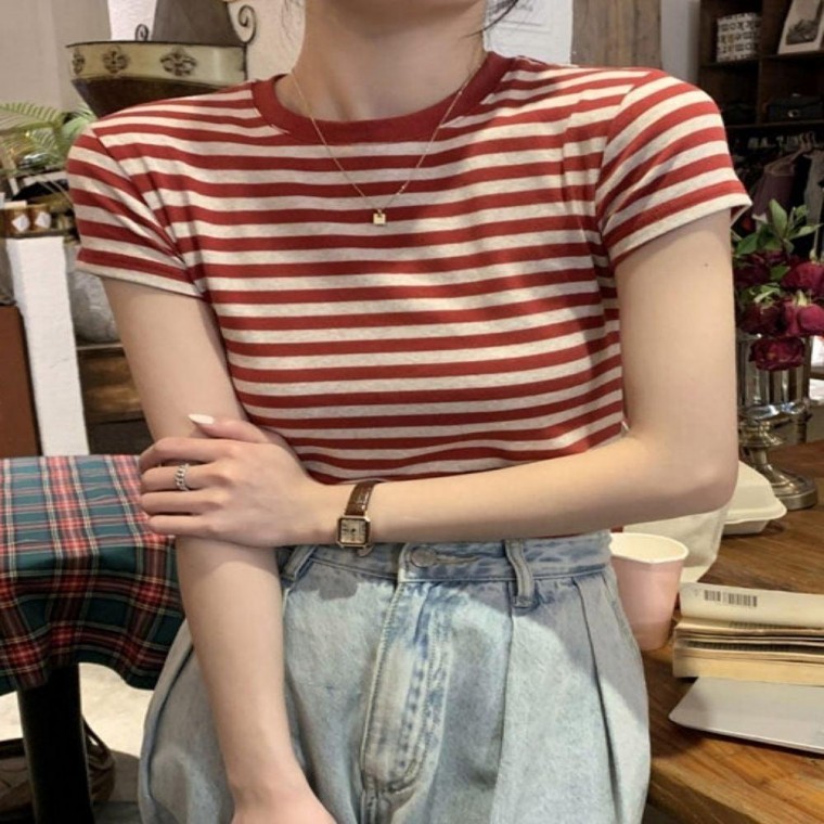 เสื้อยืดแขนสั้นลายทางทรงสลิมเนื้อผ้าเบาสบายเย็น