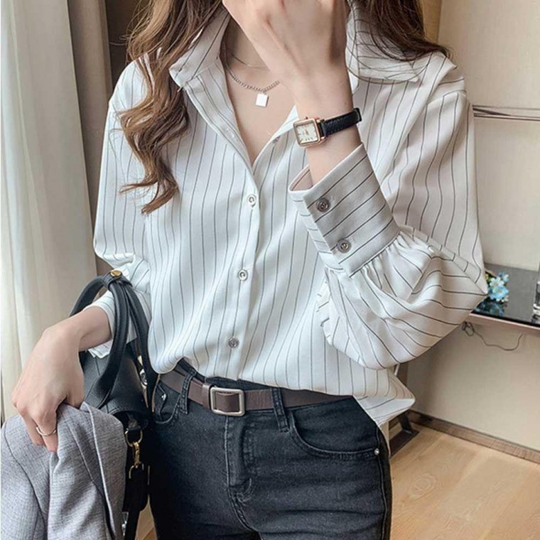 เสื้อเชิ้ตคอปกแต่งลายทางสำหรับผู้หญิงใส่ไปออฟฟิศในช่วงเปลี่ยนฤดู