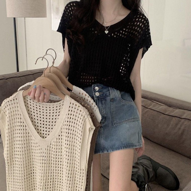 เสื้อกั๊กไหมพรมคอวีลายฉลุโปร่งเบาสบาย