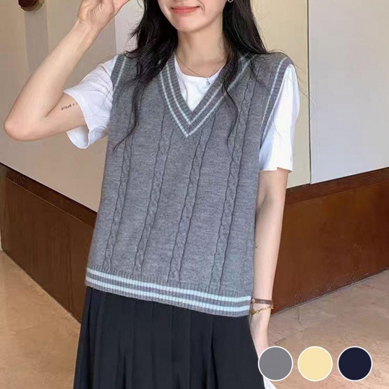 เสื้อกั๊กไหมพรมคอวีลายเปียแต่งแถบสีตัดกัน มีกระเป๋าสำหรับผู้หญิง