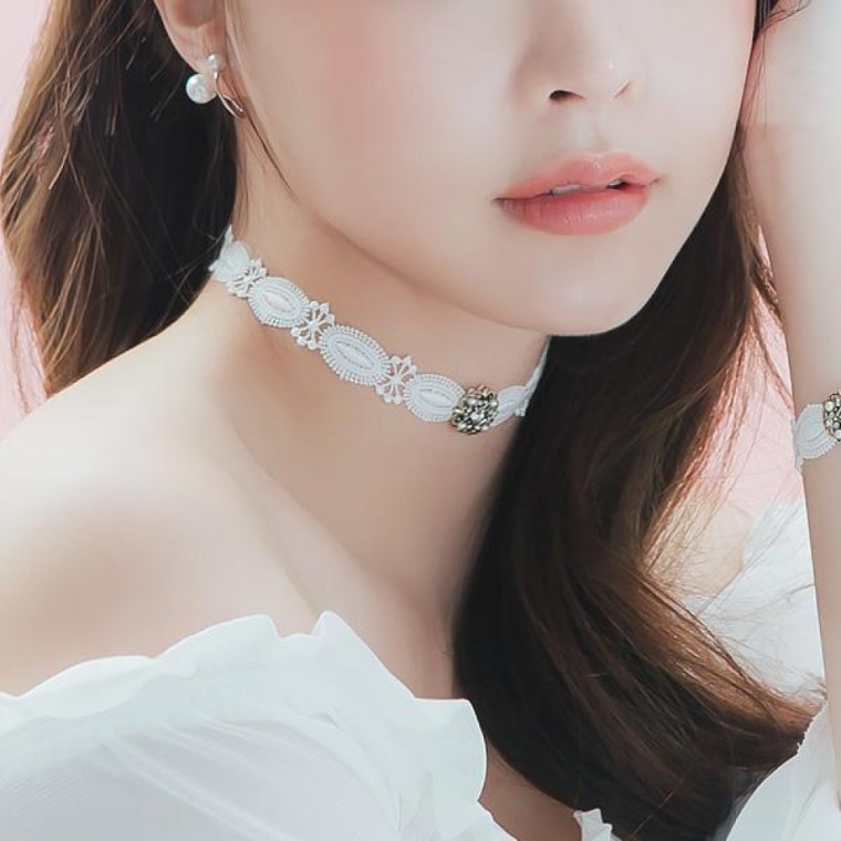 สร้อยคอโชคเกอร์ลูกไม้ลายชาติพันธุ์