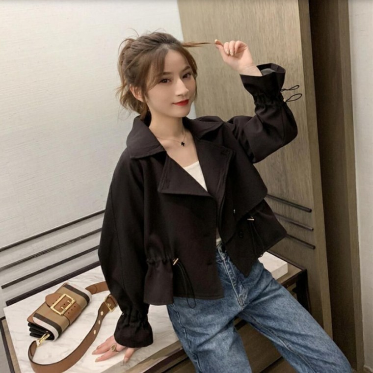 เสื้อแจ็คเก็ตเทรนช์สั้น ดีไซน์หรูหราทันสมัย พร้อมเชือกรูดที่เอวและแขนเสื้อ