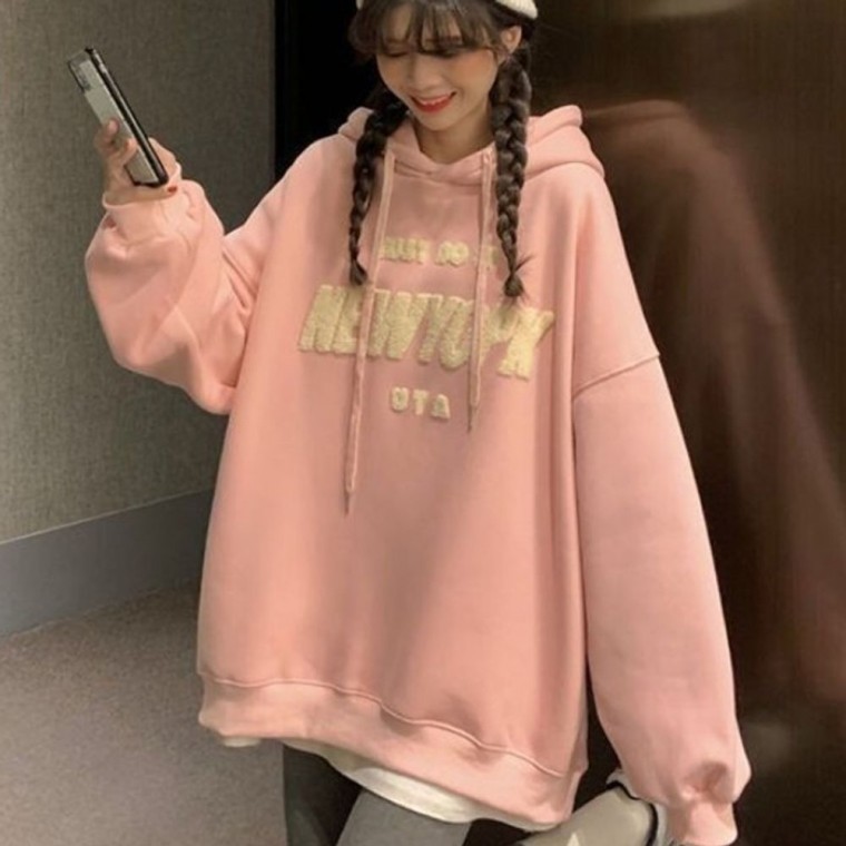 เสื้อฮู้ดพิมพ์ลายตัวอักษรขนปุยสำหรับผู้หญิง เสื้อฮู้ดทรงโอเวอร์ไซส์แขนยาวผ้าฟลีซ