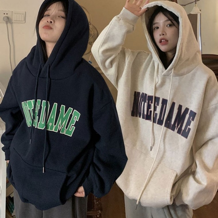เสื้อฮู้ดพิมพ์ลายตัวอักษรใหญ่สำหรับผู้หญิง เสื้อฮู้ดผ้าฟลีซแขนยาวทรงโอเวอร์ไซส์