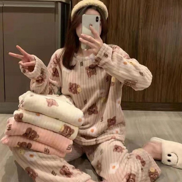 ชุดนอนผ้าฟลีซขนนุ่มลายหมี ชุดอยู่บ้านน่ารัก เซ็ตเสื้อและกางเกง ชุดนอนผ้าฟลีซสำหรับสี่ฤดู สำหรับคู่รัก