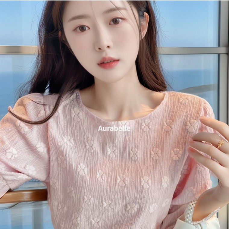 เสื้อเบลาส์แขนสั้นจับจีบระบายพองสีชมพูลายดอกไม้ Au La Belle