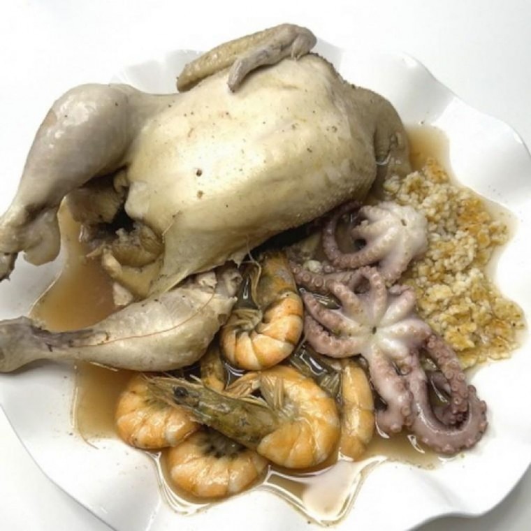 ไก่ตุ๋นข้าวเหนียวกับซุปข้าวโพด อาหารเพื่อสุขภาพ
