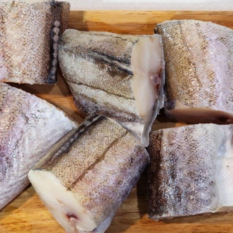 ปลาโคดาริหั่นชิ้น 2kg หนึบหนับ ปลา Pollack สดสำหรับโคดาริจิม