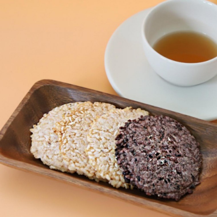 ของว่าง ข้าวกรอบแซนด์วิชรสดั้งเดิม ข้าวกล้อง ขนมสุขภาพดีในประเทศ 1 กล่อง