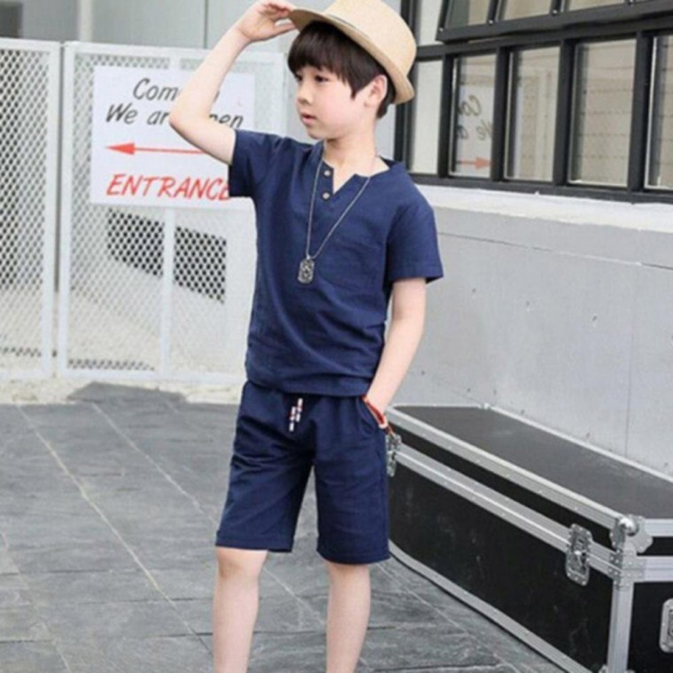 ชุดเสื้อยืดและกางเกงขาสั้นสำหรับเด็ก