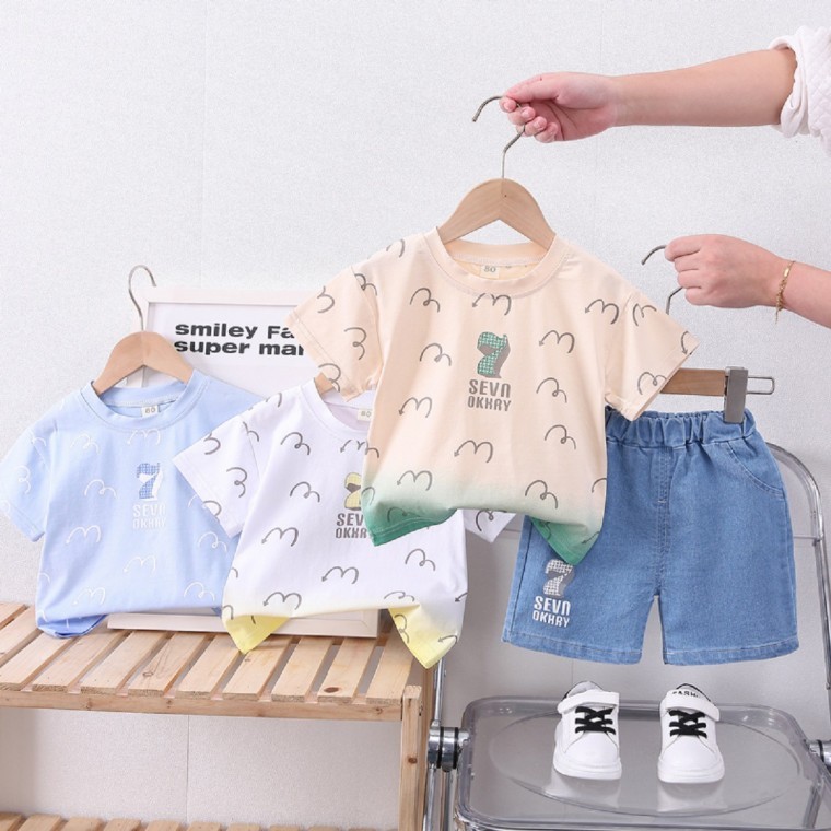ชุดเสื้อยืดคอกลมแขนสั้นผ้าฝ้ายไล่ระดับสีสำหรับเด็กผู้ชาย ชุดเสื้อและกางเกงสำหรับใส่ไปโรงเรียน
