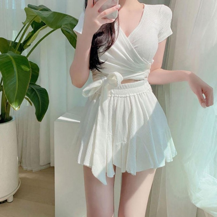 ชุดว่ายน้ำทูพีชสำหรับผู้หญิง มีกระโปรงและเสื้อแขนสั้น สีขาว-ดำ