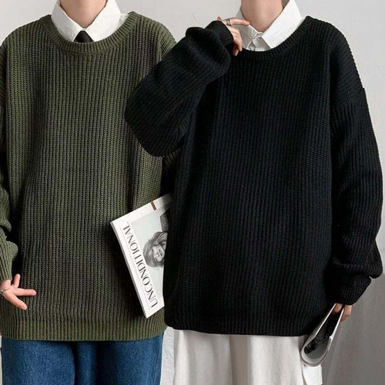 เสื้อไหมพรมคอกลมทรง Semi-Oversized สำหรับผู้ชาย