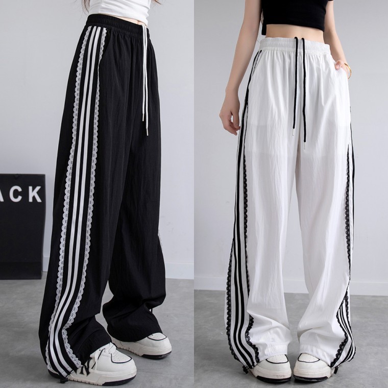 [1+1] กางเกงวอร์มผู้หญิง ทรงขากว้าง ผ้าไนลอนตกแต่งลูกไม้ (Wide Leg Nylon Lace Pants)