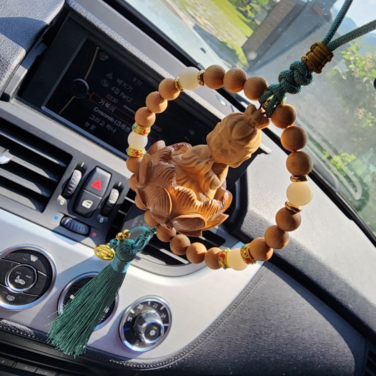 จี้ห้อยกระจกมองหลัง องค์พระอวโลกิเตศวร (เจ้าแม่กวนอิม) ลูกปัด ดอกบัว พร้อมพู่ สำหรับของขวัญรถใหม่ พิธีเซ่นไหว้